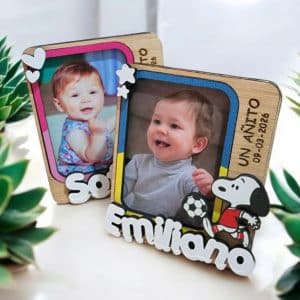 Mini porta retratos personalizados con nombre en relieve, marco de color y detalles decorativos