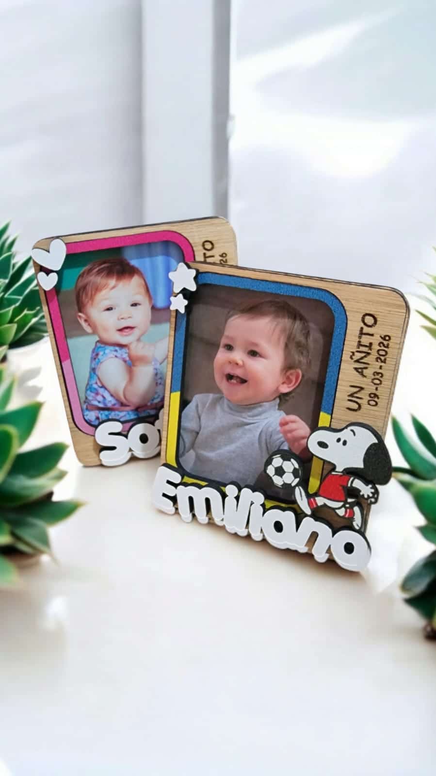 Mini porta retratos personalizados con nombre en relieve, marco de color y detalles decorativos